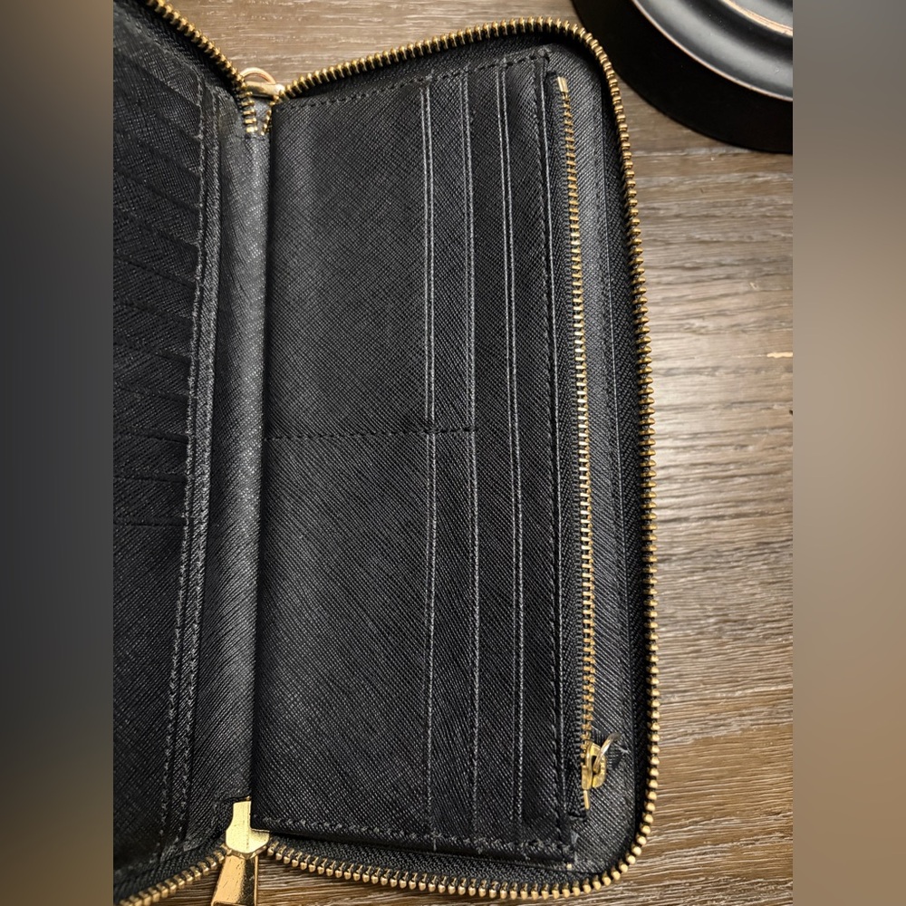 Tory Burch Black Leather Large Wristlet with Gold tone hardware EUC
Make a Offer - Picture 7 of 11